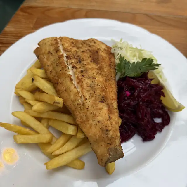 Dorsz smażony, frytki, surówka